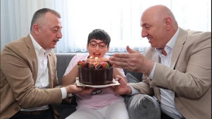 Doğum günü pastasını Başkan Büyükakın getirdi